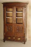 BÜcherschrank, deutsch, um 1880/90, Korpus Weichholz, Nußbaumfurnier, original BeschlÄge, Seiten mit aufgesetzten Veluten und ...