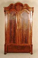 Kleiderschrank, wohl Berlin, um 1860/70, Korpus Weichholz, Pyramidenmahagonifurnier doppelt bzw. 4-fach gespiegelt, aufgesetzte Schnitzereien aus ...