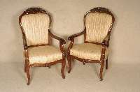 Sessel, deutsch, um 1860, Mahagoni massiv, gebogene Armlehne, FÜße nach außen gestellt, runde RÜckenlehne mit Schnitzereien in elegantem ...