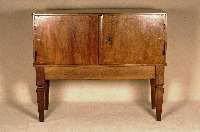 Halbschrank, wohl deutsch, um 1760, Louis XVI, wurde als Dokumentenschrank bzw. Thaler- katze genutzt, Eiche massiv, verkrÖpfte Eisen- ...