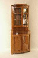 Eckvitrine im Biedermeierstil, Kirschbaum massiv, nachdem Vorbild von 1820/30, unter Verwendung alter Teile, Oberteil verglast, z.T. schwarz ...