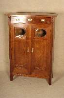 Vertiko, deutsch, um 1910, Korpus Weichholz, Nußbaumfurnier gespiegelt, TÜren mit kleinen ovalen Glasscheiben, geschliffen, sparsame ...