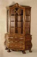 Barockstilvitrine, Holland, nach altem Vor- bild, Korpus Weichholz/Hartholz, Eichefurnier, z.T. gespiegelt, schÖnes Furnierbild, Kanten ...