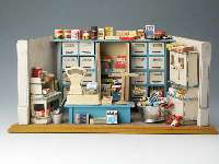Kaufladen, deutsch, um 1910, reiche Innenausstattung, großer Schrank mit 15 Schubladen, diese mit beschrifteten Holzschildchen, veil ZubehÖr, ...