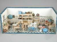 Große Puppenstube, deutsch, um 1910, reiche Innenausstattung, KÜchenbuffet, Kommode mit ausklappbarem Waschbecken, viele GerÄtschaften aus ...