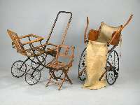 Kinderwagen u. Kinderstuhl, deutsch, um 1910/20, Buche/Eiche, L. Kinderwagen ca. 107 cm, H. Kinderstuhl ca. 56 cm