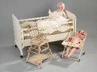 Puppenstuhl, Buche, um 1900, cremefarben gefasst, umklappbar, H. ca. 49 cm, altersbed. Gebrauchsspuren