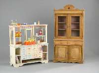Kaufladen, deutsch, 60er Jahre, 12 Schub- laden mit Porzellanschildchen, Schauvitrinen, Holz, beigefarben gefasst, mit zahlreichen ...
