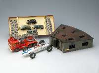 Konvolut MÄrklin, 50er/60er Jahre, 1 Lok- schuppen 7028, 1 Set best. aus: 1 Lok und 3 Waggons, dazu einzelne Schienenteile, minim. bespielt, ...