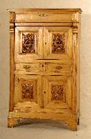 Vertiko, wohl deutsch, um 1900, Weichholz massiv, Front auf Rahmen gearbeitet, TÜren mit reicher Schnitzerei, Medaillon und Tiermotiv, 3 SchÜbe, ...