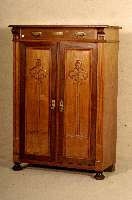 Vertiko, deutsch, um 1890, Korpus Weichholz, Nußbaum, 2 TÜren mit dezenter floraler Schnitzerei, Kerbnutschnitzerei, original BeschlÄge, Schloß ...