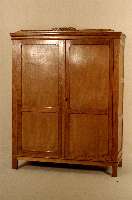 Kleiderschrank, deutsch, um 1920, Weichholz massiv, 2 TÜren, schlichte AusfÜhrung, Kopf- teil mit aufgelegten Schnitzereien, MÖbel in gutem ...