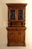 Vielzweckschrank, Belgien, um 1890/1900, Eiche massiv, zweiteilig, Oberteil mit ge- drechselten SÄulen, bunte Bleiverglasung, Schnitzereien aus ...