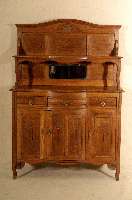 Aufsatzkommode, deutsch, um 1900, Eiche massiv, drei SchÜbe bzw. 3-tÜrig, mit floraler Schnitzerei, MitteltÜr in bauchiger Form, umfangreiches ...