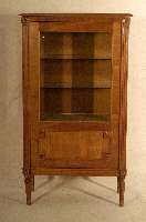 Kleiner Glasvitrinenschrank, in der Art des Jugendstil, Korpus Eiche und Nußbaum massiv, 3-seitig verglast, 3 EinlegebÖden, seitliches ...