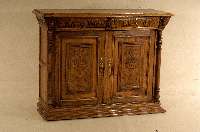 Kommode, Belgien, um 1900, Eiche massiv, Renaissancestil, florale Schnitzerei, viel- fÄlltige Kerbschnitzerei, drei KÖpfe aus dem Vollholz ...