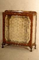 Kleine Vitrine, England, um 1920, Nußbaum massiv, Nußbaumfurnier, Front zwei Glas- schiebetÜren, seitlich verglast, vielfach geschwungene Form, ...