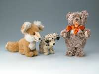 Steiff-Teddy Candy, vom 6. Steiff-Festival 2002, limitierte Auflage von 3000 StÜck, mit Knopf und Fahne, mit Stimme, H. ca. 30 cm, sammelwÜrdig
