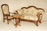 Sitzgruppe, Italien, im Stil von 1830/40, bestehend aus Sofa, 2 Armlehnsessel und Beistelltisch, Buche massiv, Umrandung gerieft, geschweift, ...