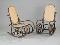 Paar KinderschaukelstÜhle, im Thonet-Stil, 2. HÄlfte 20. Jh., Bugholz mit Korbgeflecht, 1 Stuhl minim. repariert, dekorativ, hervor- ragend zur ...