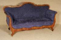 Louis-Philippe-Sofa, sÜddeutsch, um 1840/45, Korpus Weichholz, Nußbaumfurnier, z.T. vertikal verlegt, 6-fach geschweift, Zarge passig, Polster ...