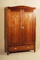 Schrank, wohl deutsch, um 1910, Nußbaumfur- nier, zweitÜrig, Sockelschublade, in den TÜren und im oberen Abschluß floral stilisierte Intarsien ...