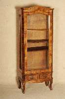 Barockstilvitrine, Italien, nach altem Vorbild, Korpus Weichholz, Ecken Hartholz verstrÄkt, Kopf geschwungen, FÜße und Zarge passig, sparsame ...