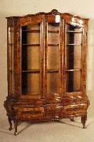 Vitrine, Italien, nach altem Vorbild, Unterteil bombiert, 3-fach geschweift, Front passig, Kopf 6-fach geschweift, Muschelabschluß, geschweifte ...