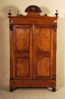 Vielzweckschrank, deutsch, um 1880, GrÜnderzeit, Korpus Weichholz, Wurzelnußfurnier gespiegelt, Lisenen 4-fach gerieft, Velutenabschluß, ...