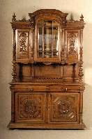 Vielzweckschrank, Frankreich, um 1890, Korpus Nußbaum massiv, Front mit klassizistischen SÄulen, z.T. freistehend, Inlets mit Darstellungen von ...