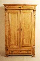 Weichholzschrank, deutsch, um 1880, GrÜnderzeit, gelaugt, geschliffen und gewachst, Kopfleiste mehrfach getreppt, seitlich kanneliert, in ...
