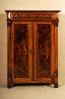 Vertiko, deutsch, um 1880, Korpus Weichholz, Nußbaumfurnier, Inlets mit schÖnem Wurzelnußfurnier, Lisenen gerillt, in Veluten auslaufend, ...