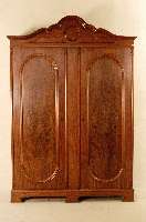 Wohnzimmerschrank, deutsch, um 1840/50, Korpus Weichholz, Mahagonifurnier, z.T. gespiegelt, geschwungener Kopf, 3-fach getreppt, Kopfleiste 2-fach ...