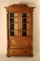 Glas- bzw. BÜcherschrank, deutsch, um 1900, Korpus Weichholz, Eiche massiv, dreifach ge- gliederter Kopf, SÄulen gedreht, freistehend, Inlets ...