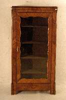 Vitrinenschrank, mitteldeutsch, um 1840/50, Korpus Weichholz, Pyramidenmahagoni gespiegelt abgeplattete Kanten, drei EinlegebÖden, leichte ...