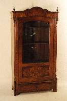 Vitrinenschrank, mitteldeutsch, um 1860, Korpus Weichholz, Wurzelnußfurnier gespiegelt, sogenannte BrezelfÜllungen, sehr lebhaftes Bild, ...