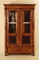 Schrank, deutsch, um 1880, GrÜnderzeit, Korpus Weichholz, Nußbaum massiv, Nußbaumfurnier, Inlets mit Wurzelfurnier, z.T. gespiegelt, seitlich ...