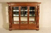 Vitrine, deutsch, um 1900, Korpus Weichholz, Buche und Eiche massiv, Eichefurnier, 3-fach vertikale Einteilung, Schubladen, facettiertes Glas, ...