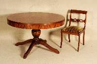 Ausziehtisch, deutsch, um 1960, Korpus Weichholz, Mahagonifurnier, balusterfÖrmiger Fuß, 4-fach ausladend, mit Einlegeplatte 50 cm , H. ca. 75 ...