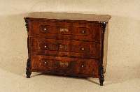 Kommode, deutsch, um 1860, Louis-Philippe, Korpus Weichholz, Nußbaumfurnier z.T. gespiegelt, 3 Schubladen, seitlich abgeschrÄgte Ecken, in ...