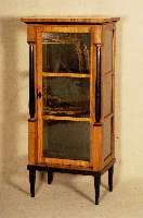 Sammlervitrine, deutsch, um 1820, Korpus Weichholz, Kirschbaumfurnier, Spitzbeine, vorgesetzte VollsÄulen, schwarz lackiert, GlastÜr versprosst, ...