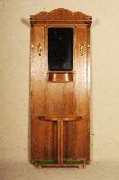 Flurgaderobe, deutsch, um 1905/10, auf Rahmen gearbeitet, Eiche massiv, Eichefurnier, aufgesetzte sparsame Stern- bzw. BlÜtenschnitzerei, original ...