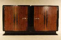 ArtDeco-Sideboard, Frankreich, um 1920, kaukasischer Nußbaum gespiegelt furniert, teilweise schwarz abgesetzt, mehrfach gestuf- ter Sockel, ...