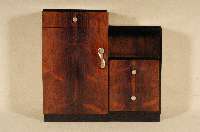 ArtDeco-Sideboard, Frankreich, um 1920, Riopalisander gespiegelt furniert, z.T. schwarz abgesetzt, getreppter Aufbau, aus- furniertes Freifach, ...