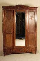 Kleiderschrank, deutsch, um 1920, Weichholz massiv, dunkel gebeizt, dreitÜrig mit facet- tiertem Spiegel, zwei Sockelschubladen, florale ...
