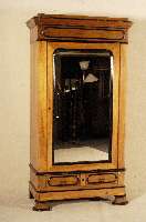 Spiegelschrank, deutsch, um 1870/80, SpÄt- biedermeier, Nußbaum massiv, Nußbaumfurnier, Leistenprofile schwarz abgesetzt, eintÜrig, zwei ...