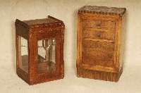 Zwei VitrinenschrÄnkchen, Belgien, um 1920, ArtDeco, Eiche und Nußbaum massiv, 3-seitig verglast, 2 Seiten facettiertes Glas, Front mit vielen ...