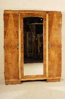 Spiegelschrank, Frankreich, um 1920, ArtDeco , Nußbaum massiv, Nußbaumfurnier, MitteltÜr mit facettiertem Spiegel, kleine TÜren mit ...