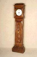 Standuhr, Frankreich, um 1830/40, Obstholz (Birnbaum) und Weichholz massiv, mittelbraun gebeizt, Schnitzarbieten aus dem Vollholz, Tier und ...
