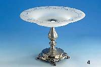 Anbietschale mit Glasaufsatz, 750er Silber, um 1850, fein ausgearbeitete KlauenfÜße, Glasaufsatz sek.: weißes mattiertes Glas, blau bemalt und ...